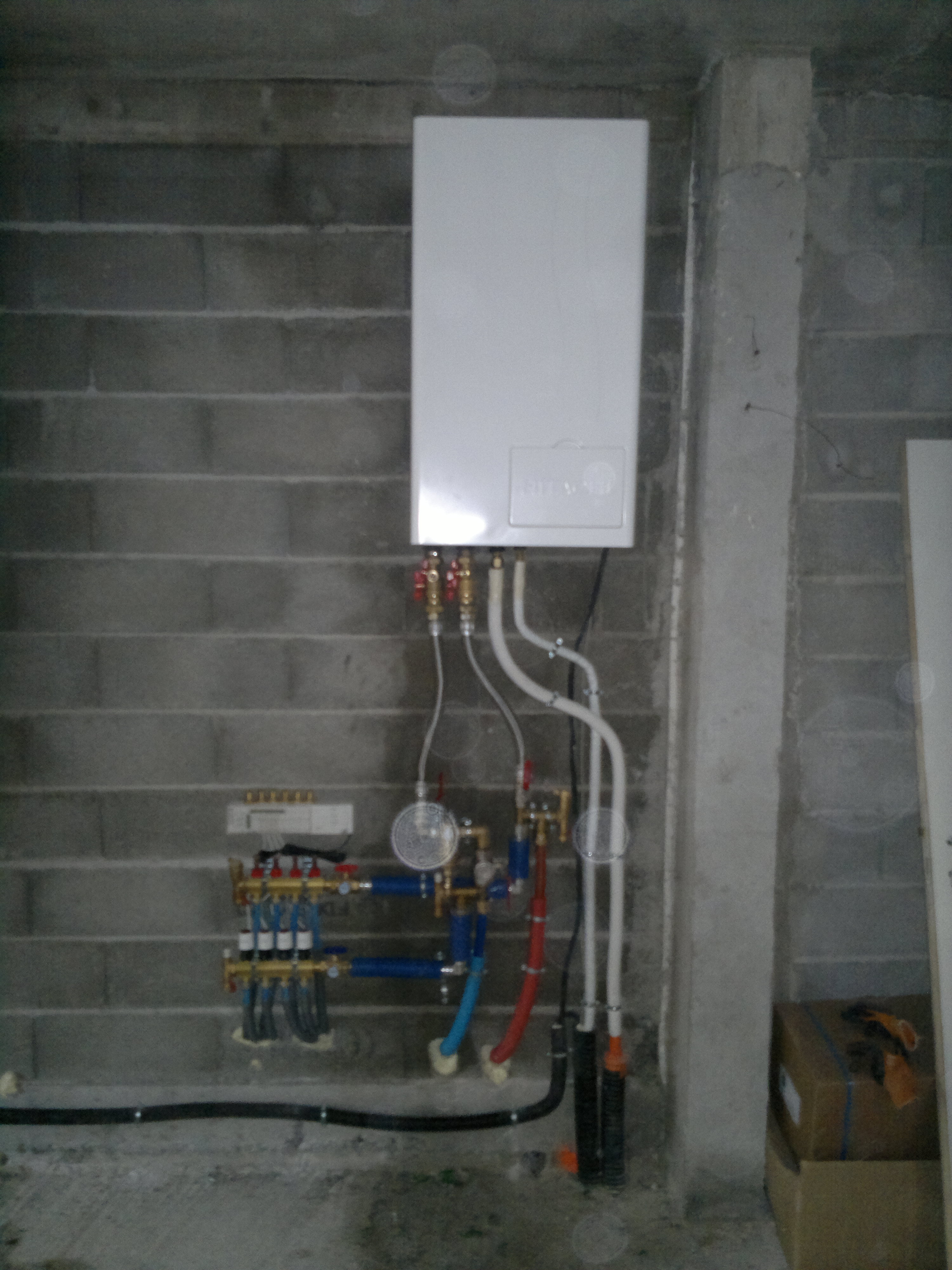 Installation à Cabriès d'une pompe à chaleur air/eau bi-bloc: module hydraulique 